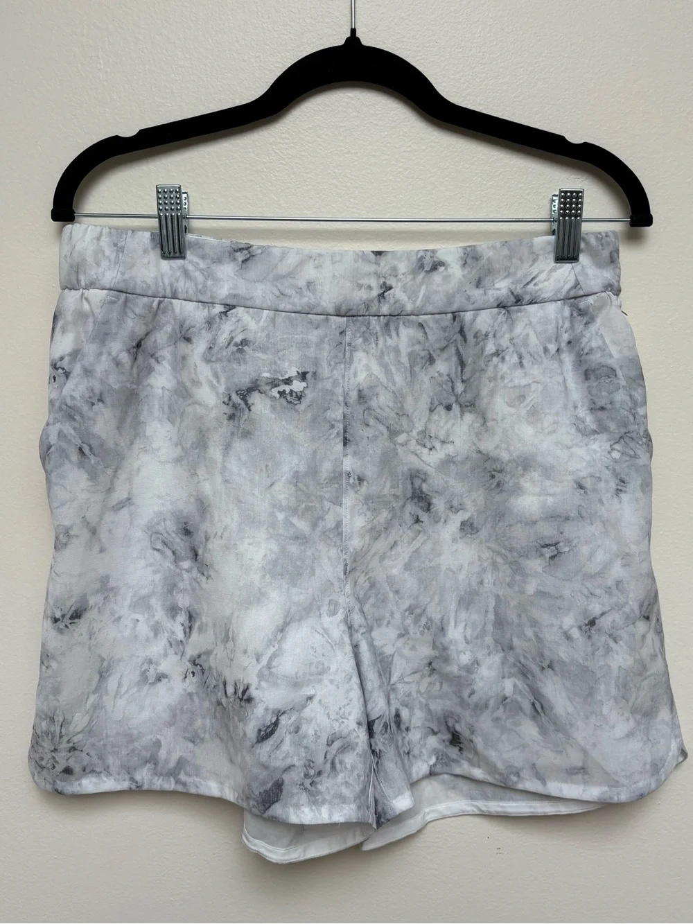 Lululemon Running Shorts 6 Tall Blue Gray Floral Mesh Lined Athletic